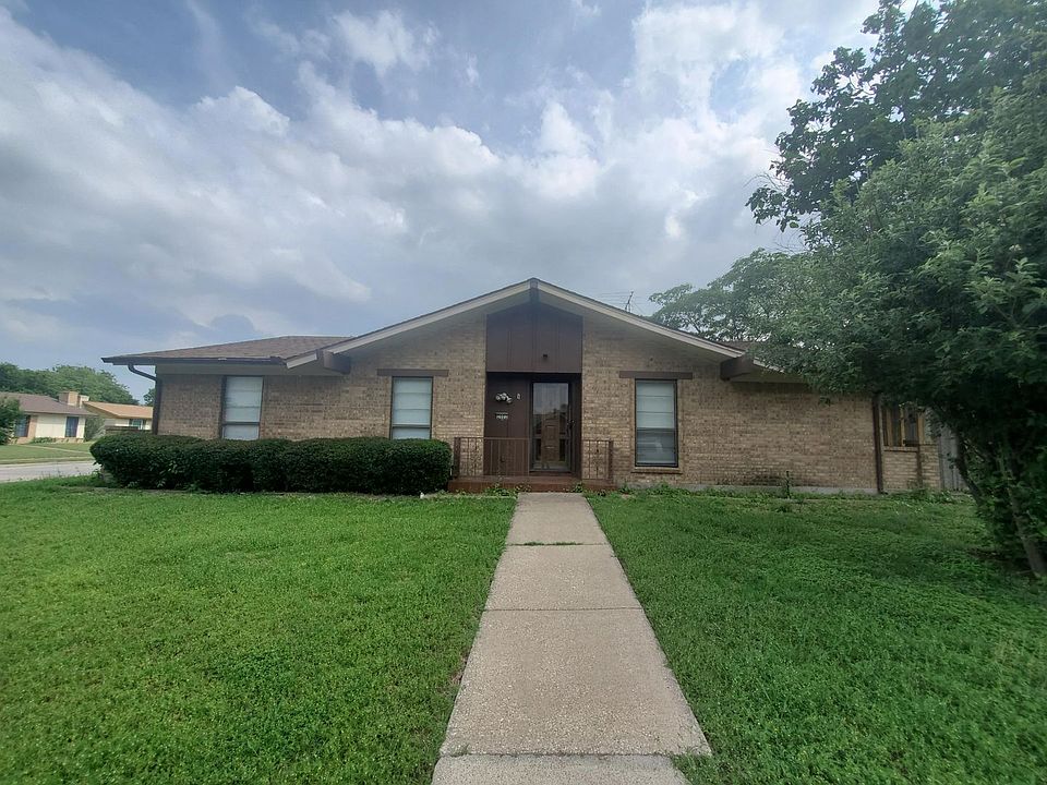 1st image of 2002 Village Crest Dr