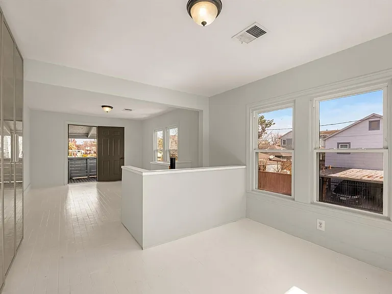 2415 Columbia St — Photo 16
