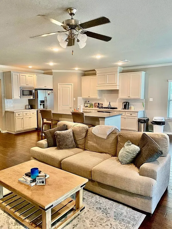 4 bed, 3.5 bath, 2660 sqft, $5,000 — Photo 4
