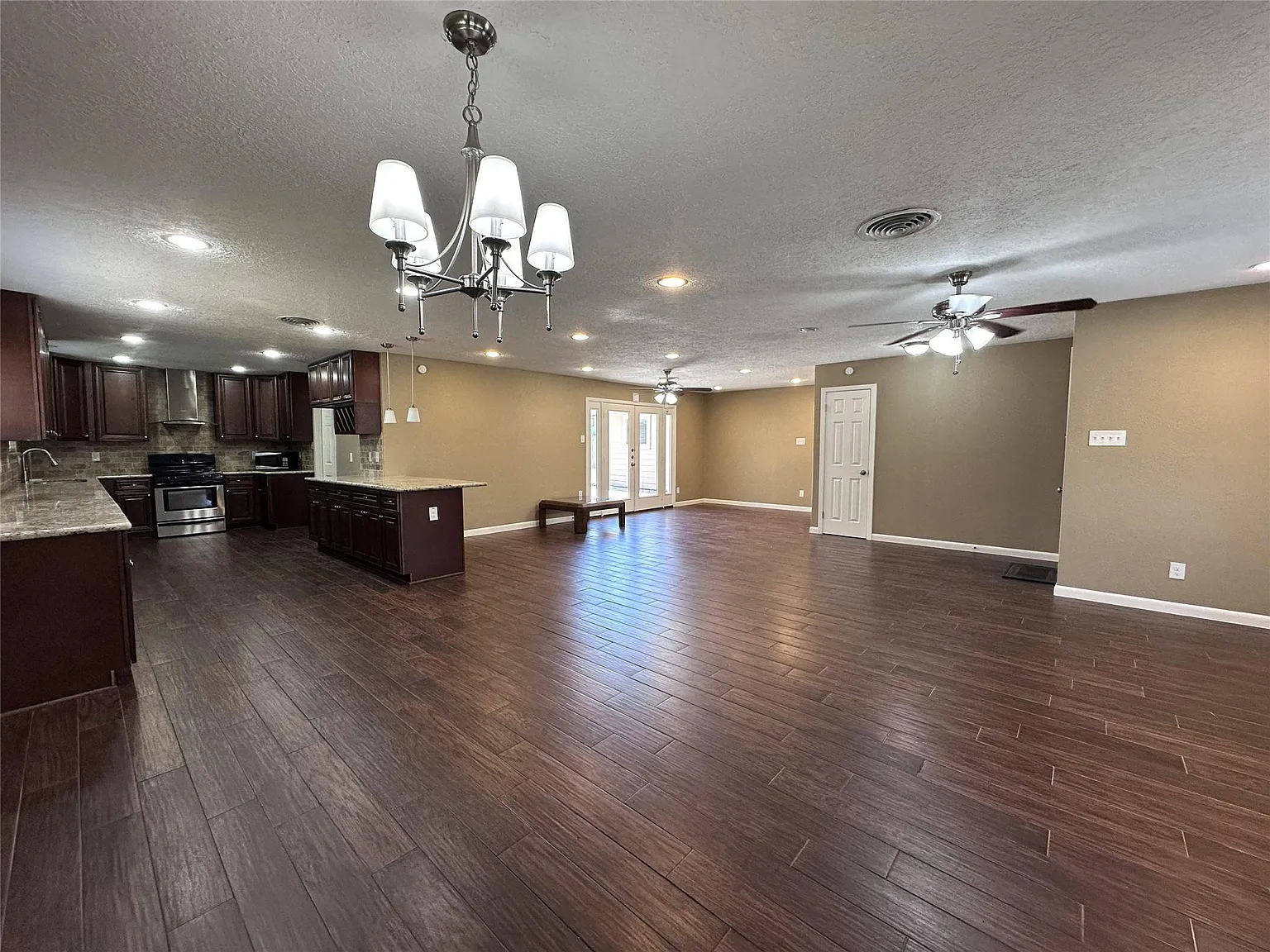 3 bed, 2.0 bath, 1891 sqft, $2,600 — Photo 3