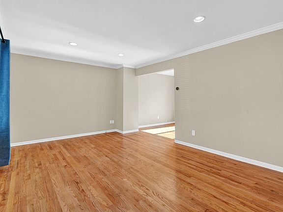 4th image of 1560 E Lincoln Ave