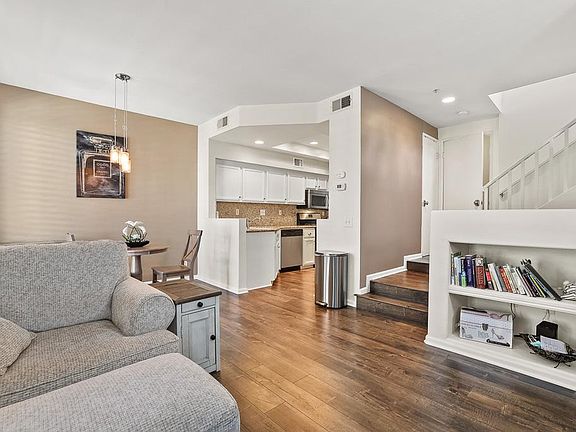 3rd image of 26 Carlsbad Ln