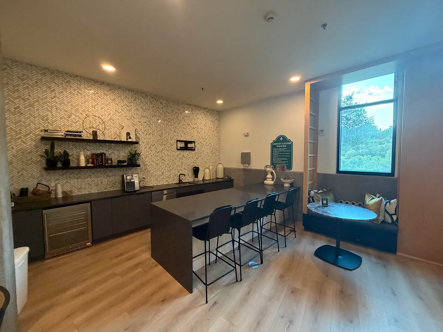 1 bed, 818 sqft, $1,950 — Photo 3