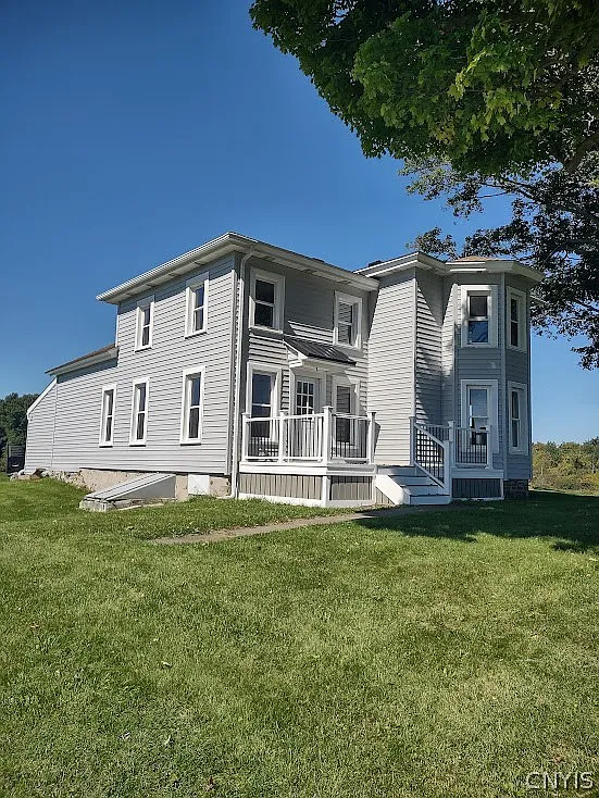 3 bed, 1.0 bath, 6882 sqft, $2,300 — Photo 1