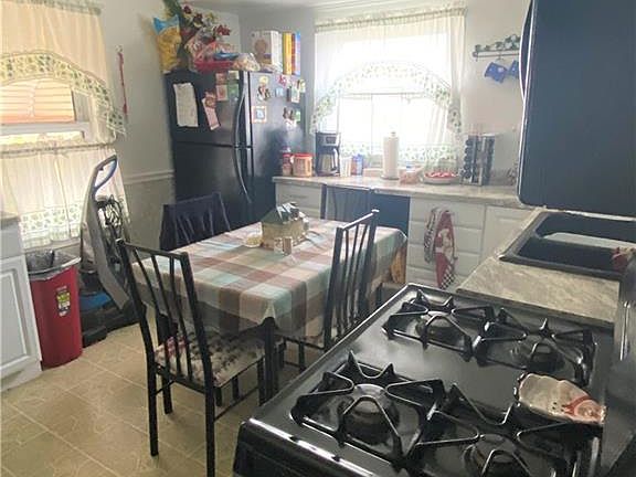 5th image of 10505 Penfield Ave