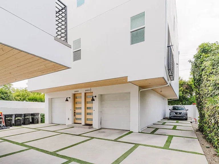 10853 Otsego St — Photo 3