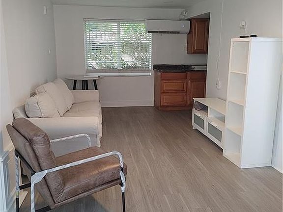 3rd image of 21 SE 11th Ave Rear 1/1