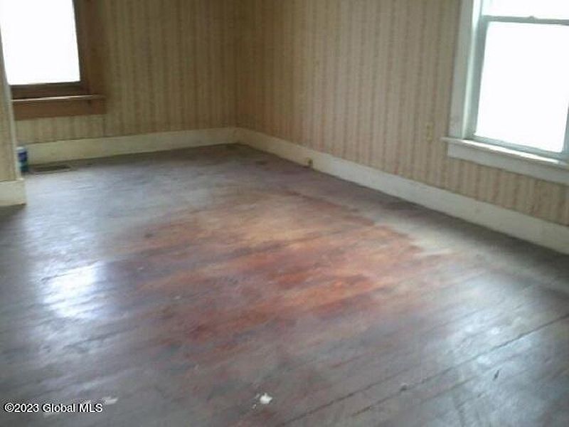 5th image of 42 Luzerne Road