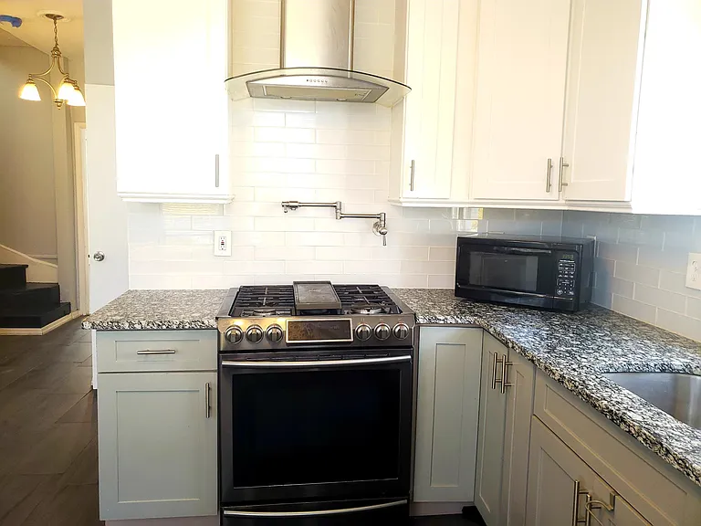 130 Grant Ave — Photo 2