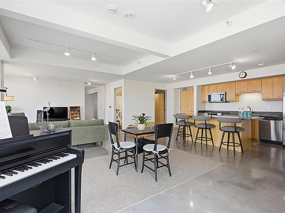 4th image of 221 E College St APT 901