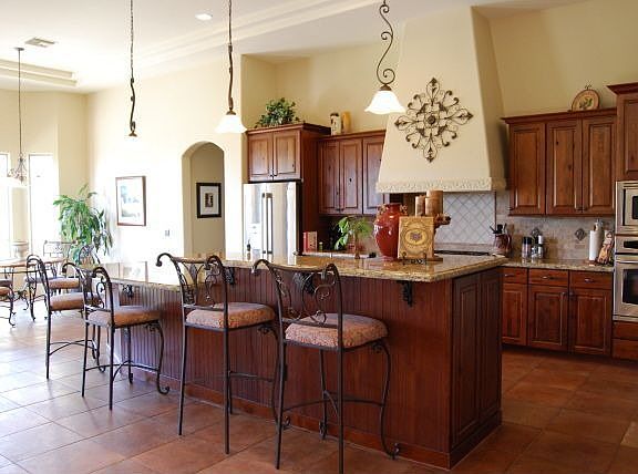 Kitchen w breakfast area