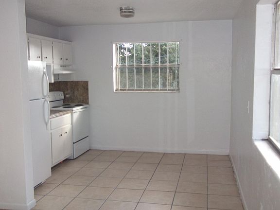 3rd image of 924 NW 29th St