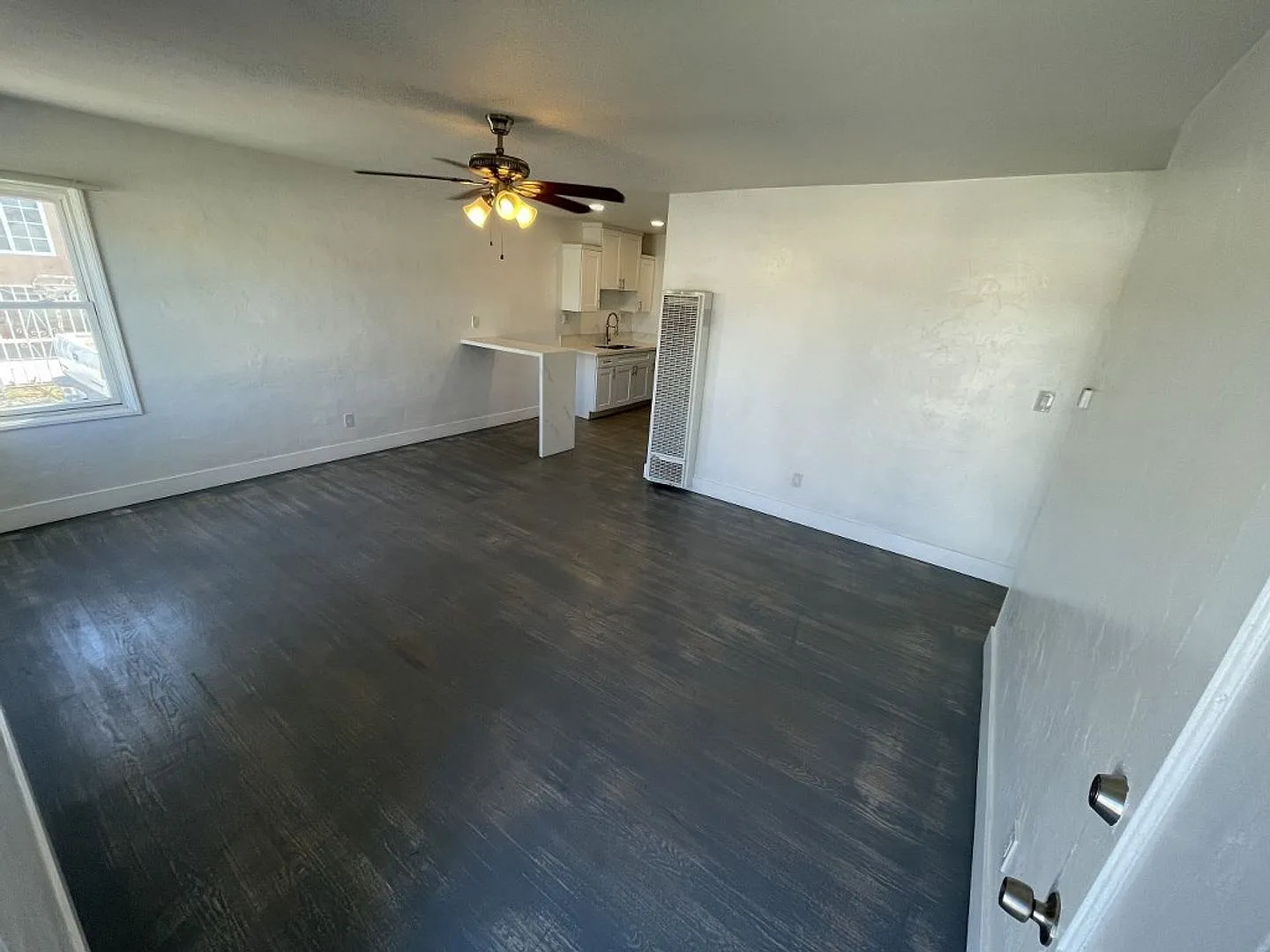 Beautifully renovated 3 bedroom/2 bath house — Photo 3