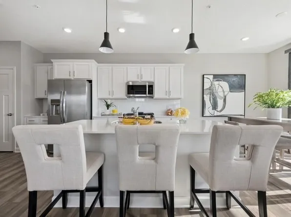 215 Huntington Dr, Waconia, MN 55387