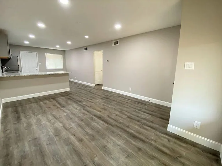 809 E Bellevue Rd — Photo 5
