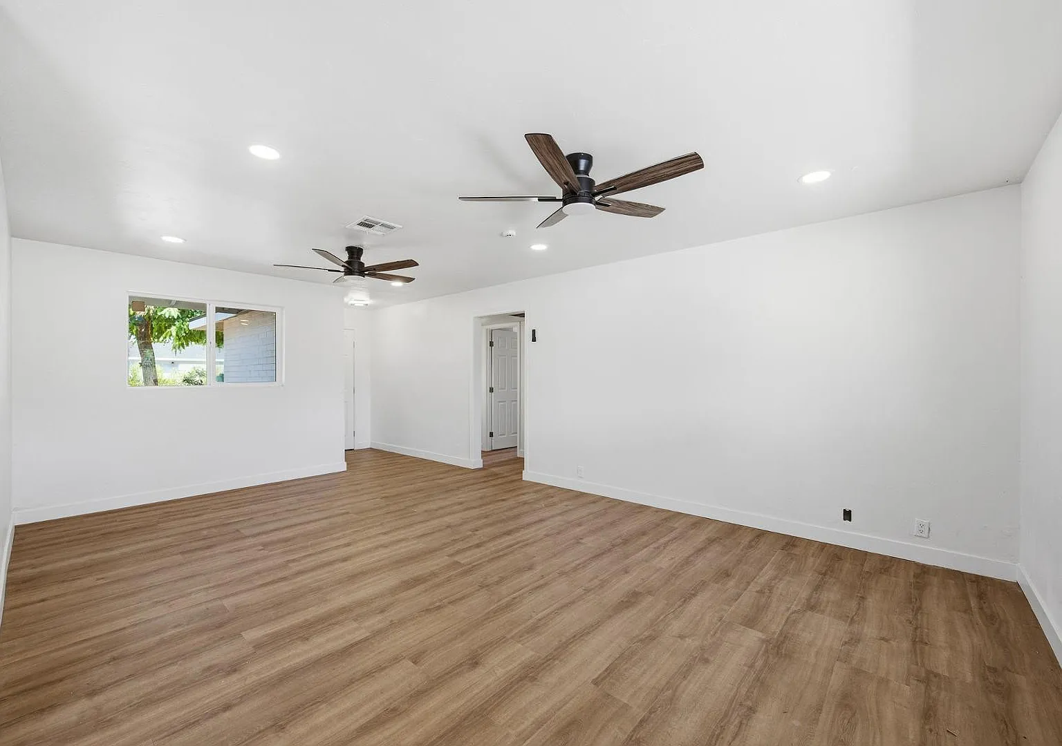 3 bed, 2.0 bath, 1422 sqft, $2,195 — Photo 2