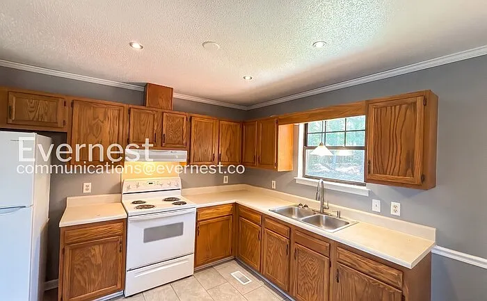 137 Jason Ct — Photo 4