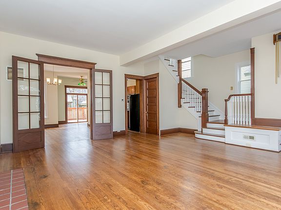 3rd image of 325 N Grove Ave