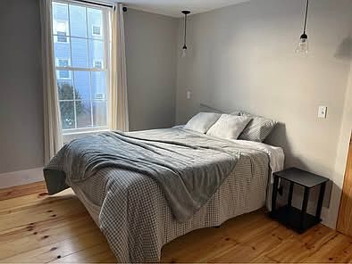 New queen size mattress and bedding. Hard wood floors. 3rd floor room with shared bathroom. Our family lives on the 1st and 2nd floors. Room is not street side.