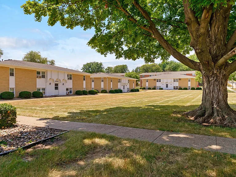 Plaza Manor — Photo 7