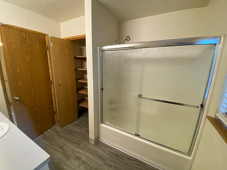Oak Tree Apartments — Photo 20