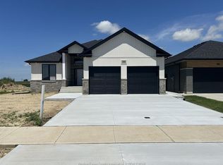 99 Valencia Dr, Chatham Kent, ON N7L 0A9