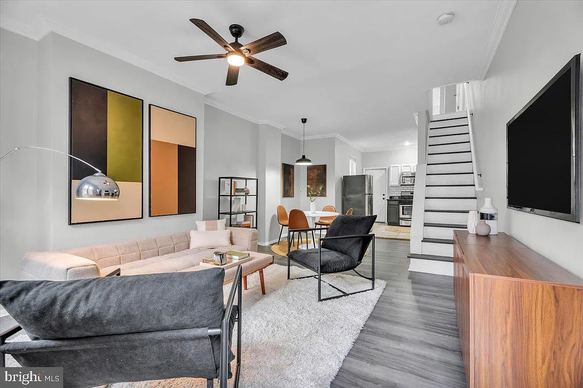 3 bed, 1.0 bath, 1056 sqft, $2,200 — Photo 3