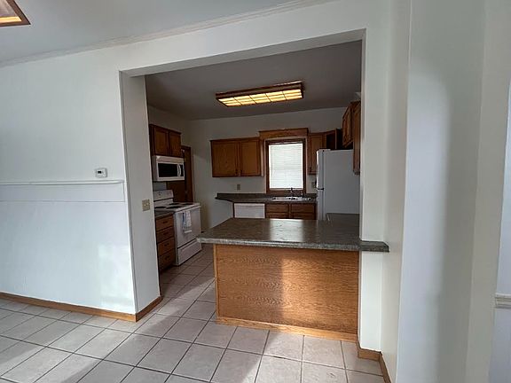 4th image of 319 N 61st Ave W