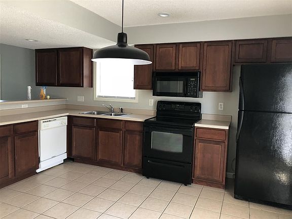 3rd image of 3326 S Oaklawn Cir