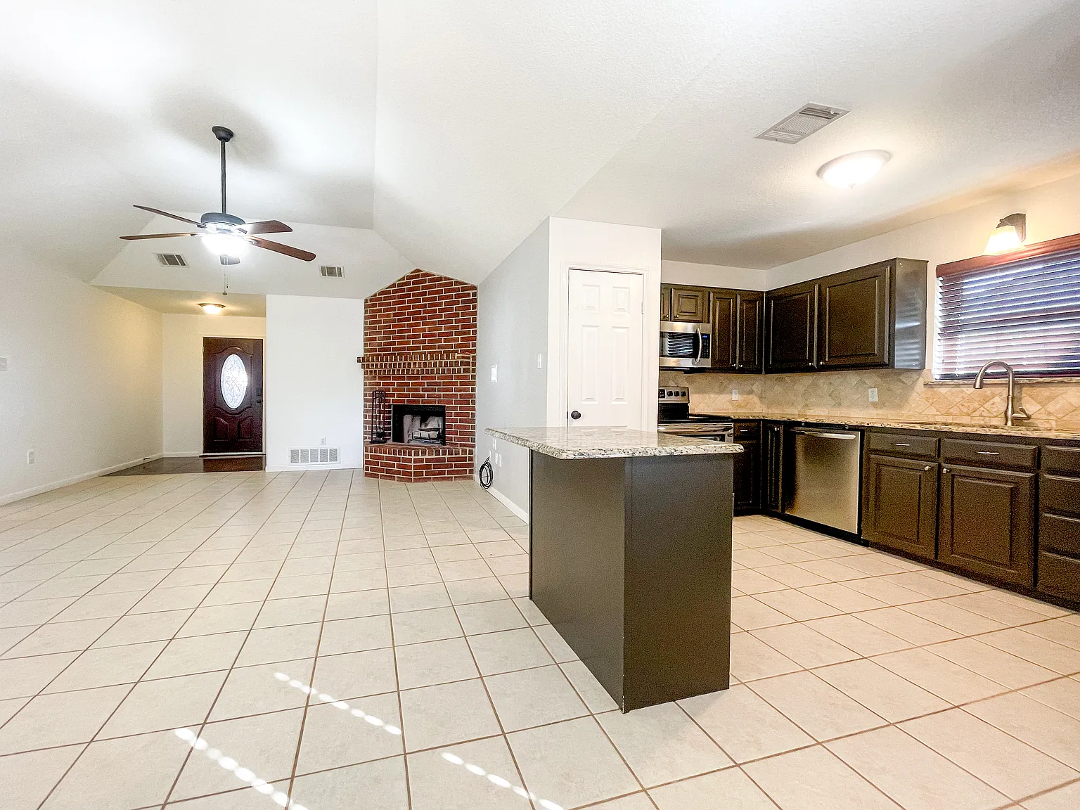 3 bed, 1426 sqft, $2,200 — Photo 4