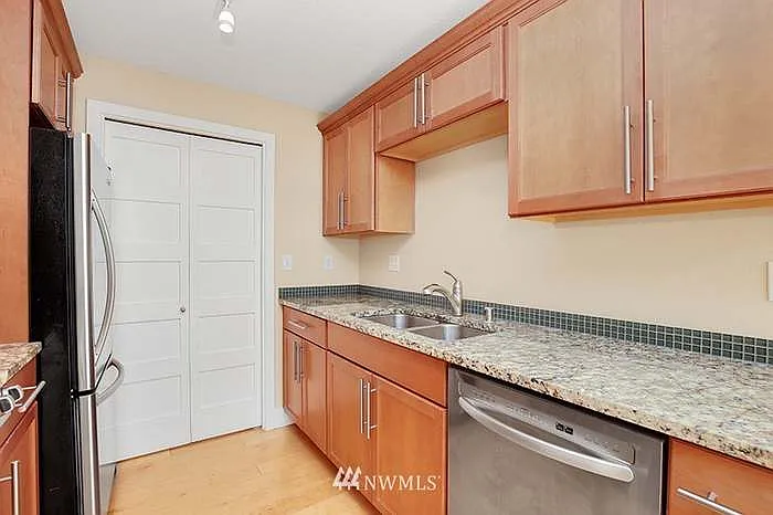 231 Belmont Ave E #401 — Photo 7
