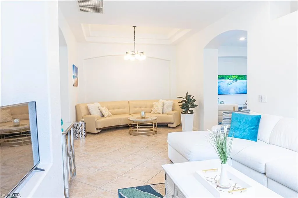 4 bed, 2.0 bath, 2297 sqft, $3,600 — Photo 3