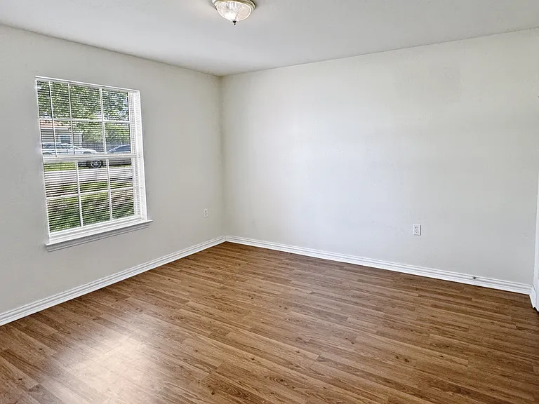 5711 Arlington Park Dr — Photo 2