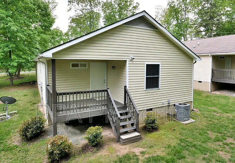 2408 Francis St — Photo 2