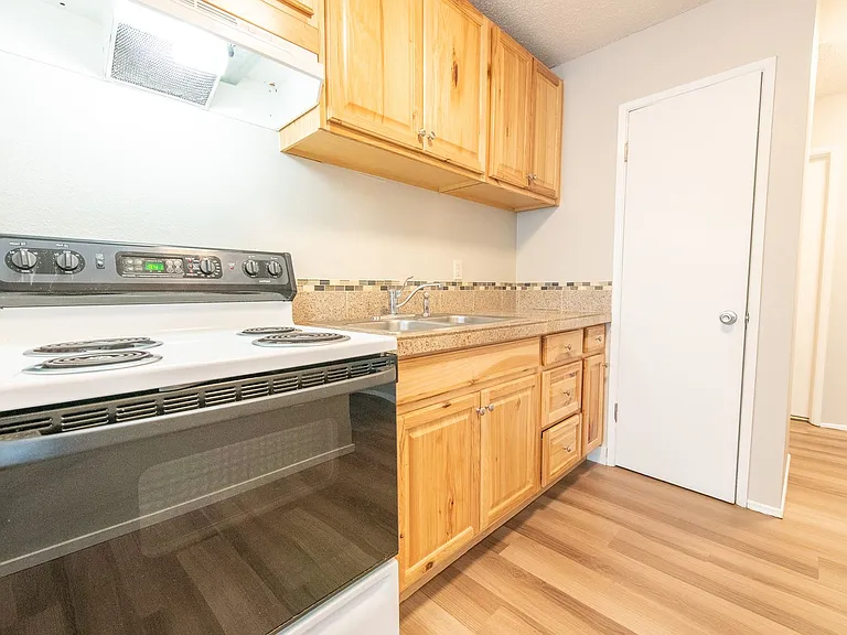 2527 NW Savier St — Photo 2