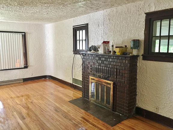 3rd image of 839 Edgecumbe Ave
