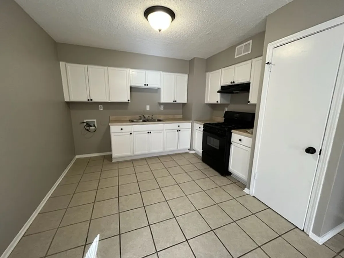 Building Photo - 6675 Camelot Rd