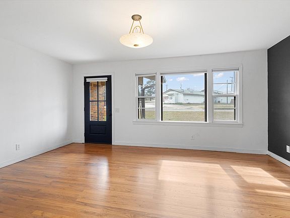 4th image of 307 N Mimosa St