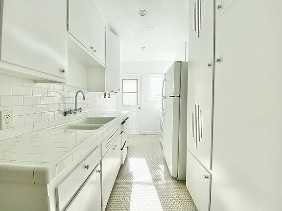 2nd image of 2201 Oak St Unit C