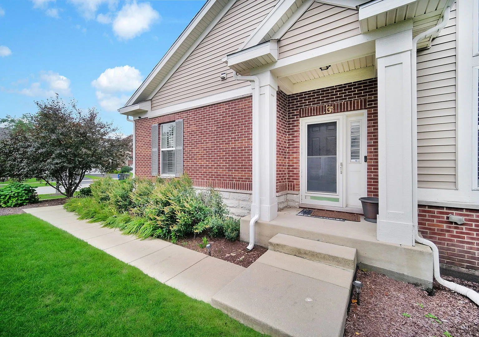 3 bed, 2.5 bath, 2137 sqft, $3,600 — Photo 2