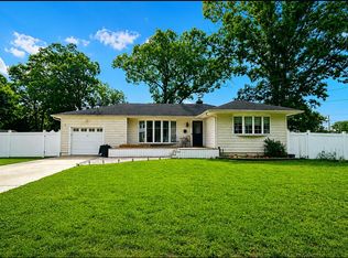 516 Shade St, North Babylon, NY 11703