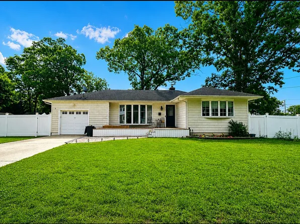 516 Shade St, North Babylon, NY 11703