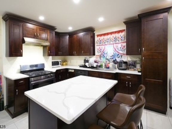 3rd image of 18 Llewellyn Ave