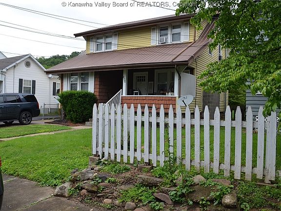 4th image of 806 Red Oak St