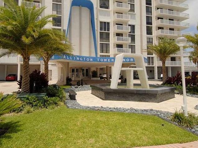 Entrance with 24h Consierge