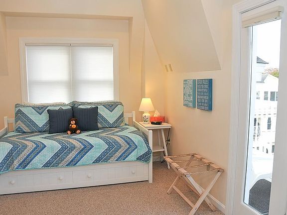 Bedroom with twin beds