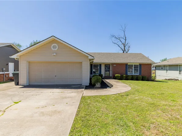 918 S 25th St, Rogers, AR 72758