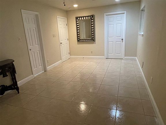 5th image of 405 Shadylawn St