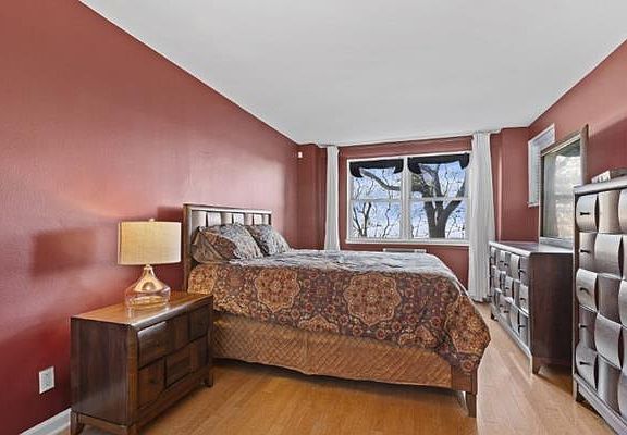3rd image of 5900 Arlington Ave APT 1L