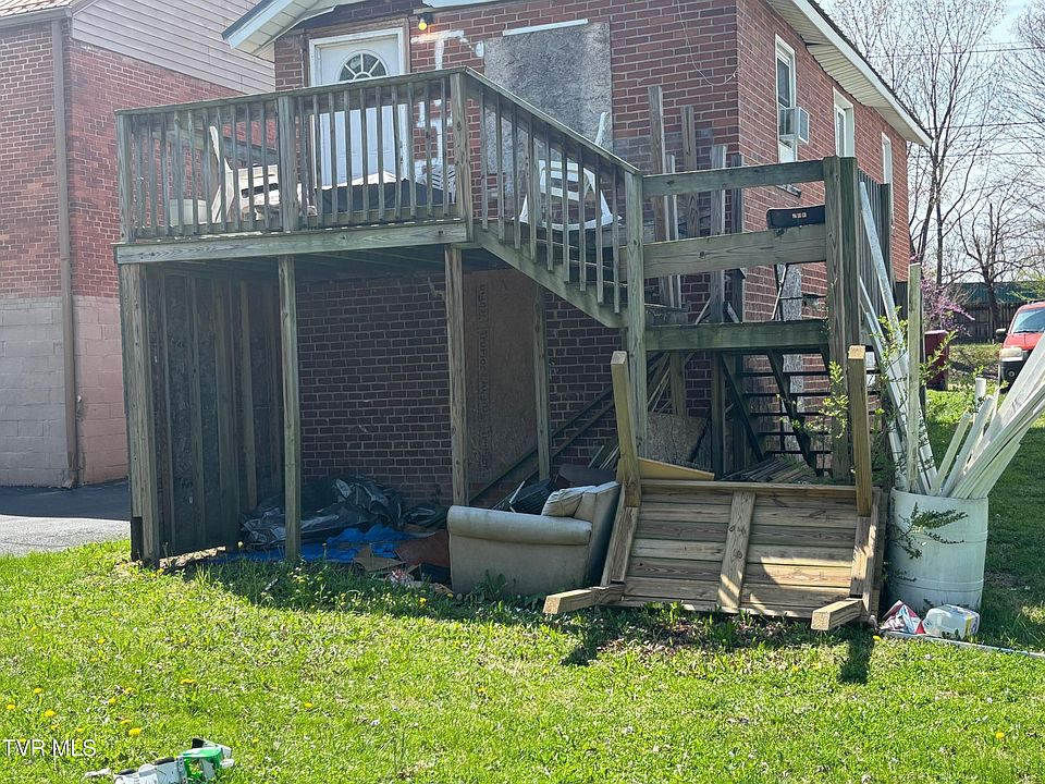 2nd image of 1105 Division St